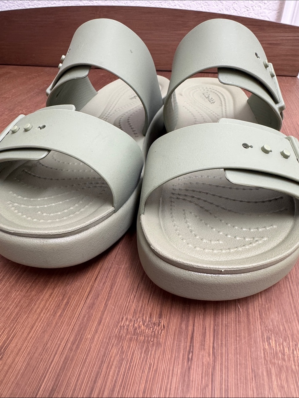 CROCS Brooklyn Buckle Low Sandals, Cargo Green - size 9 - Picture 2 of 8